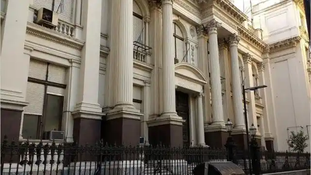 El mercado proyecta un dólar más bajo y tasas más altas que hace un mes