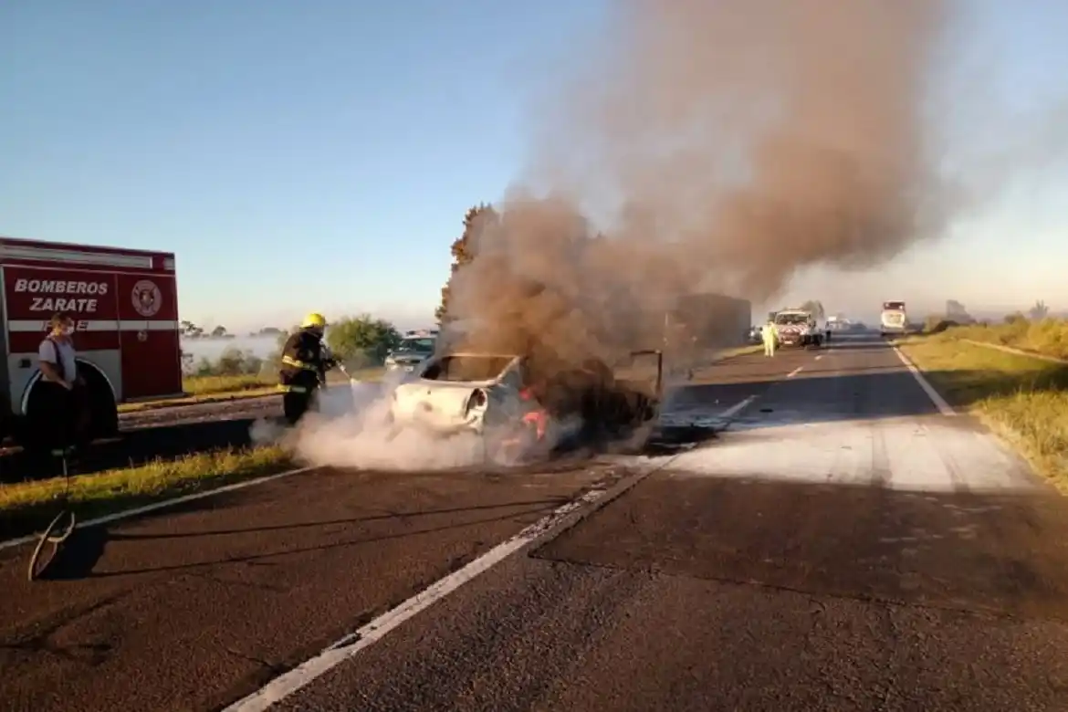 Un auto chocó a un colectivo y se incendió: fallecieron dos personas