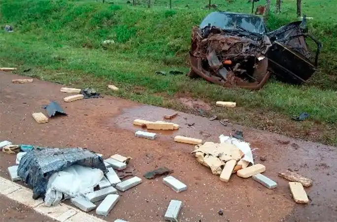 Durante persecución, narcos volcaron en la 14 y la droga voló por el aire 