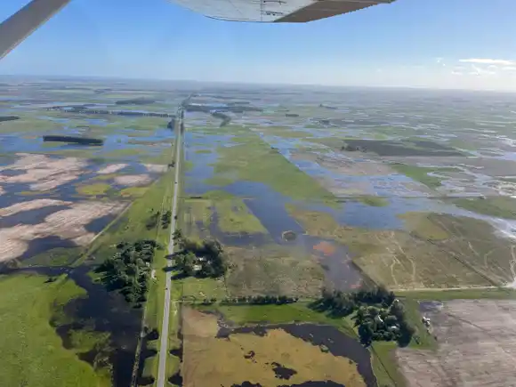 Campos bajo agua en Lobería: Un video tomado desde el aire muestra la magnitud de las zonas afectadas