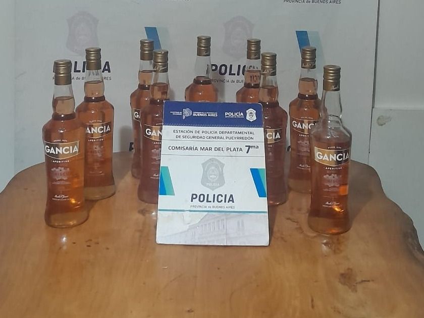 Las botellas habían sido robadas minutos antes de un local ubicado en Constitución y Marcos Sastre.