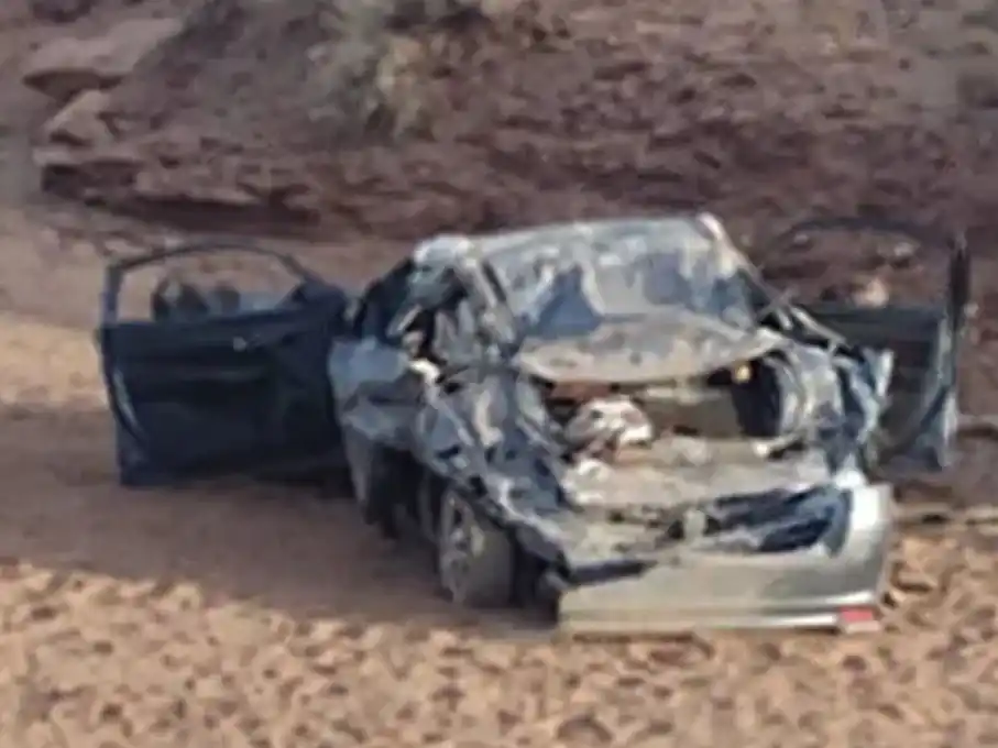 Restos de vehículo después del vuelco