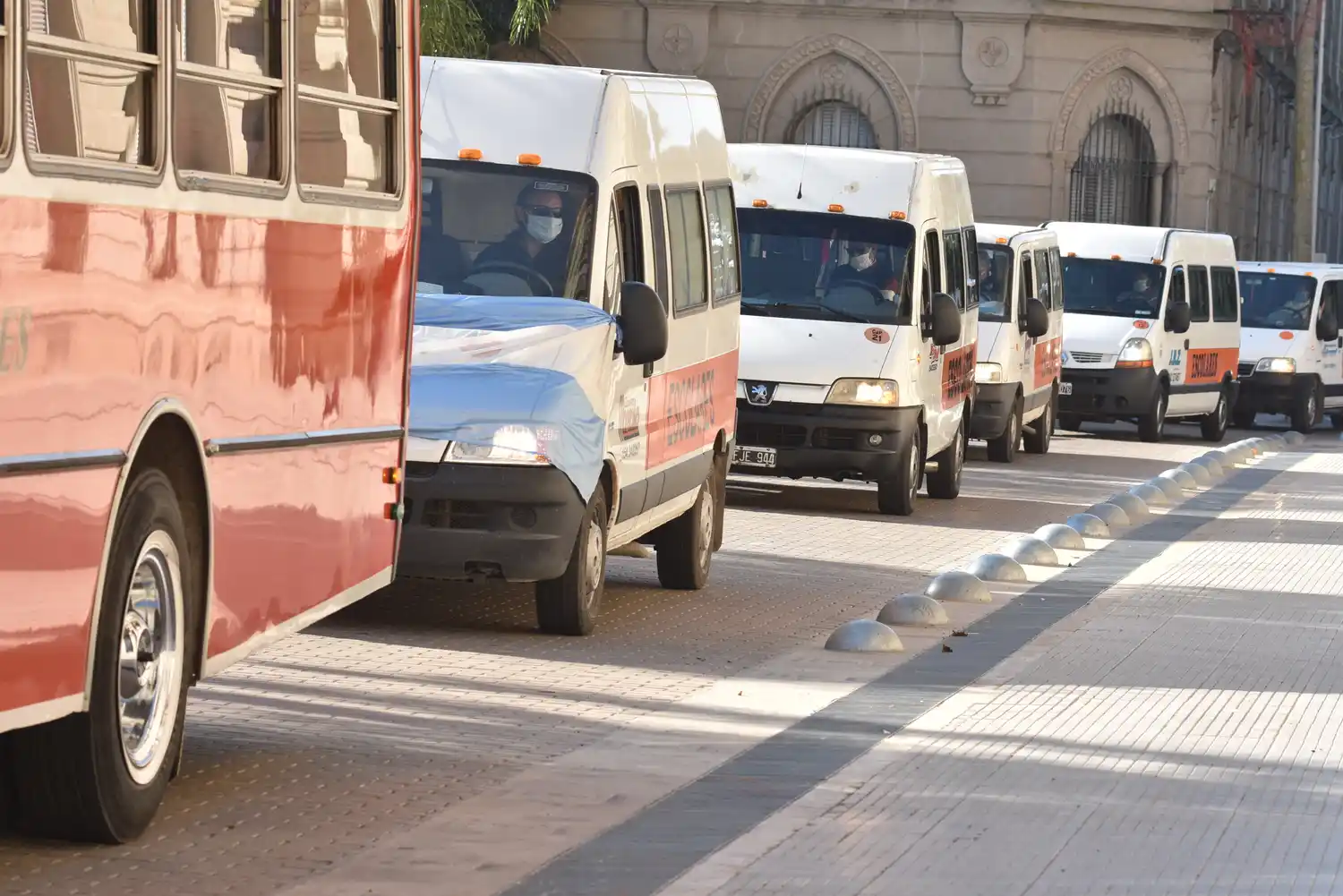 Se comenzó a entregar la ayuda económica a transportistas escolares