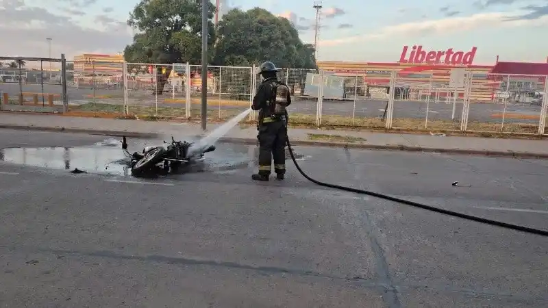 Derrape e incendio de una moto en zona sur: un joven resultó herido e intervinieron los bomberos