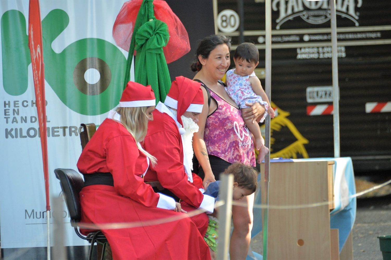 Papa Noel estará recibiendo saludos y cartas en la glorieta de la plaza Independencia.