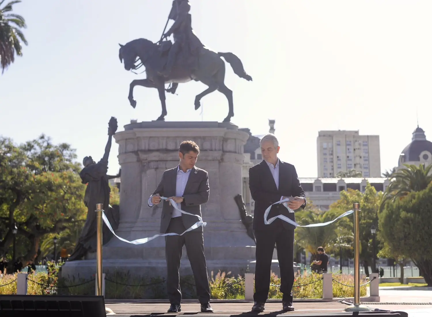 Axel Kicillof y Julio Alak reinaugurando plaza San Martín.