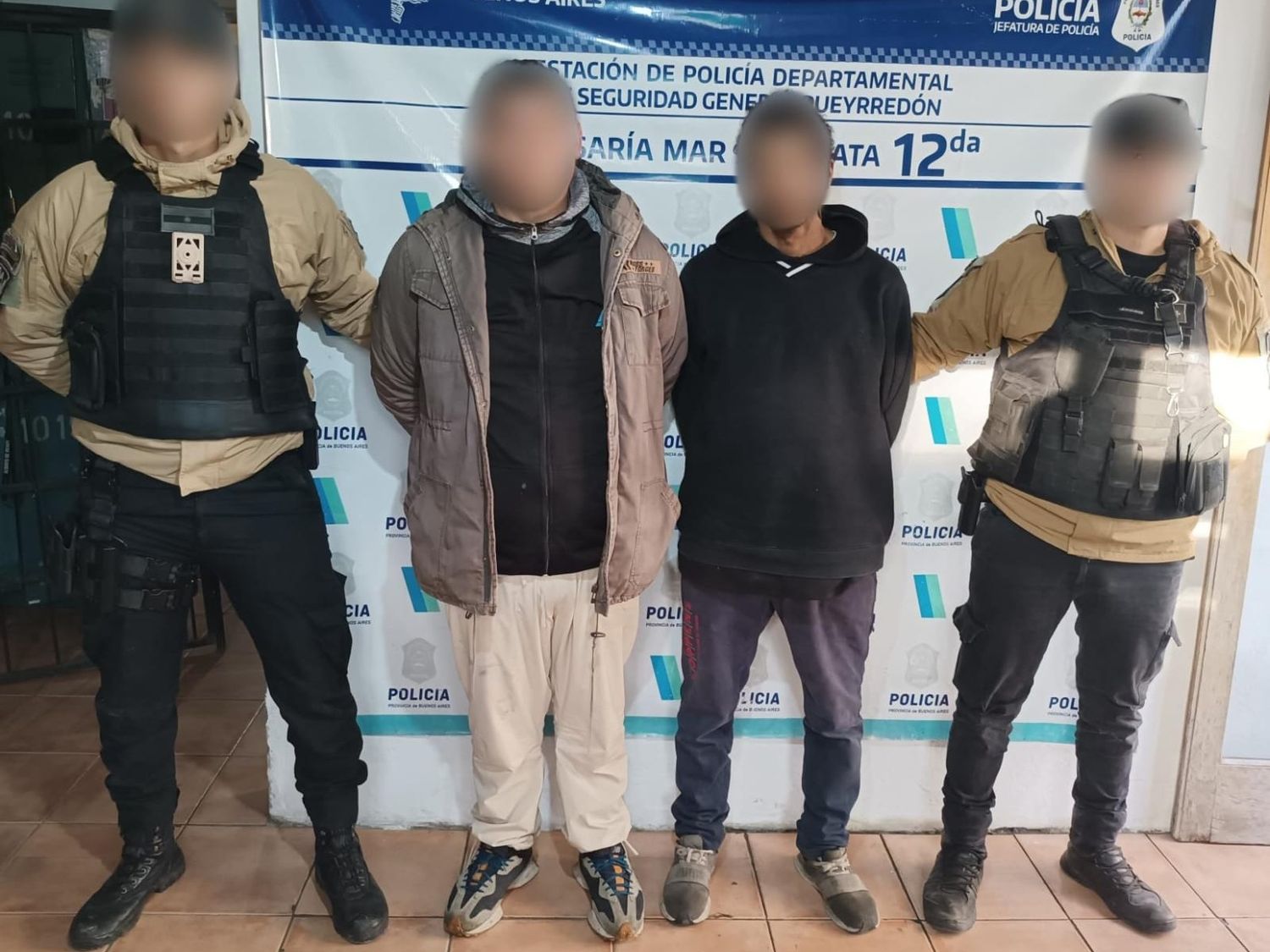 Según informaron fuentes oficiales, los imputados, de 40 y 42 años, forzaron la puerta de un Chevrolet Corsa rojo.