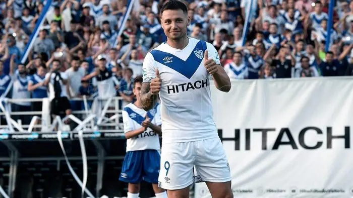 Hinchas de Vélez apoyan a Heinze pero quieren a Zárate