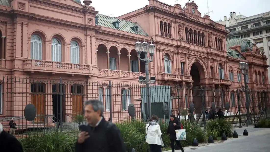Ocurrió pasadas las 18 y ya no había muchas personas en la sede del Poder Ejecutivo.