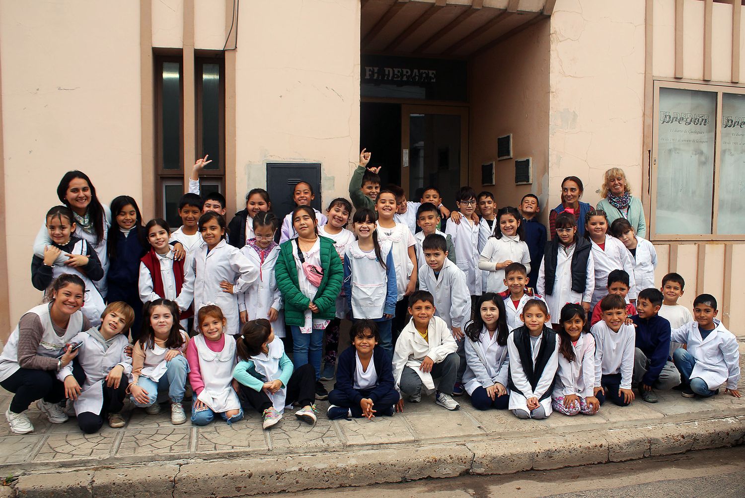 Alumnos de 3º grado de Escuela Castelli junto a docentes a cargo.