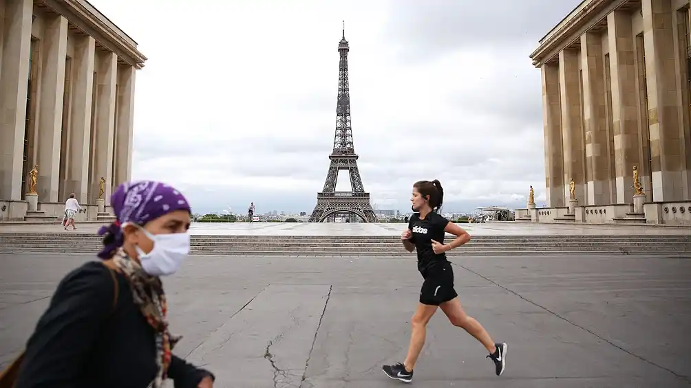 Francia: se vuelven a disparar los casos y se impone el tapabocas laboral
