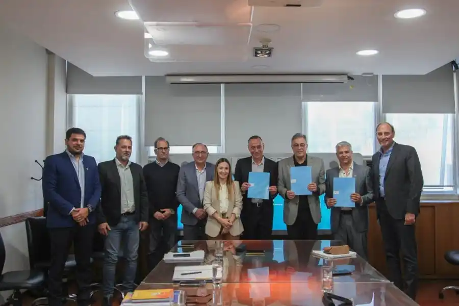 “Firmamos un nuevo convenio específico para poder hacer la obra de pavimentación del Camino 6, el camino a San Expedito, algo que veníamos gestionando hace mucho tiempo”, explicó el intendente Luis Castellano