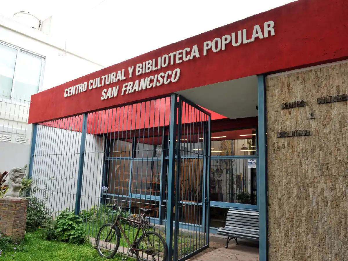 Mientras gestiona la reapertura, la Biblioteca Popular compra más libros