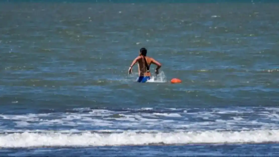 Recataron a dos hermanos que no podían salir del mar.