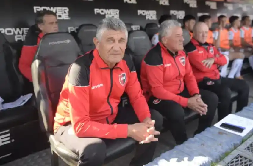 Gustavo Tognarelli, DT interino de Newells: «El club tiene que traer un técnico y proyectarlo»