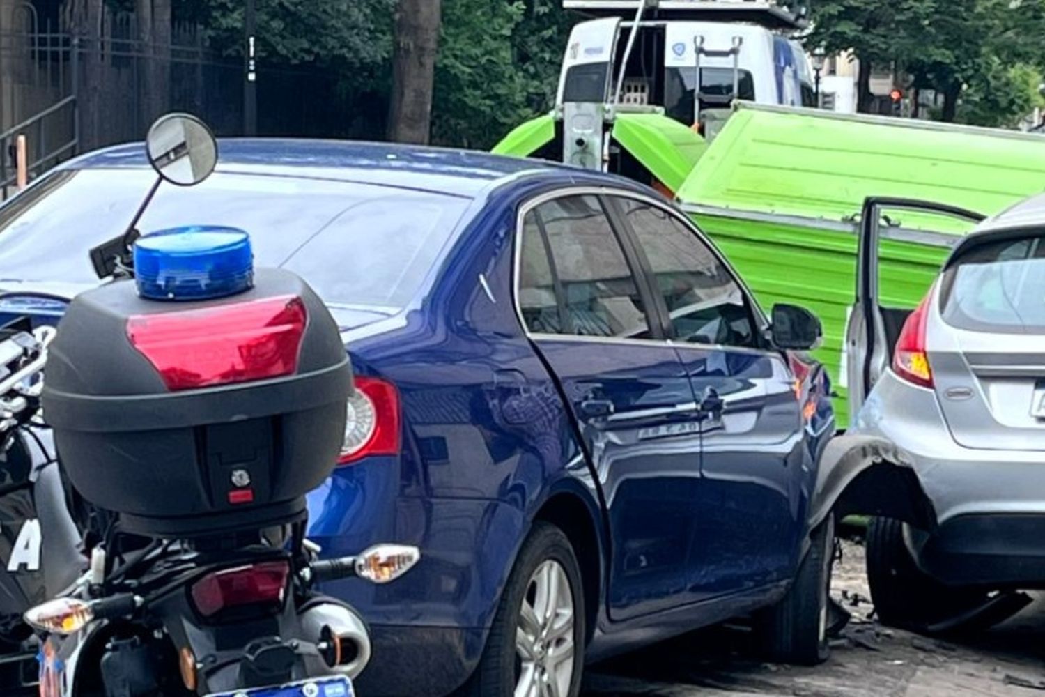 Conductor embistió a un auto, dio alcoholemia positiva y chocó a una grúa: "Se me va el pedal"