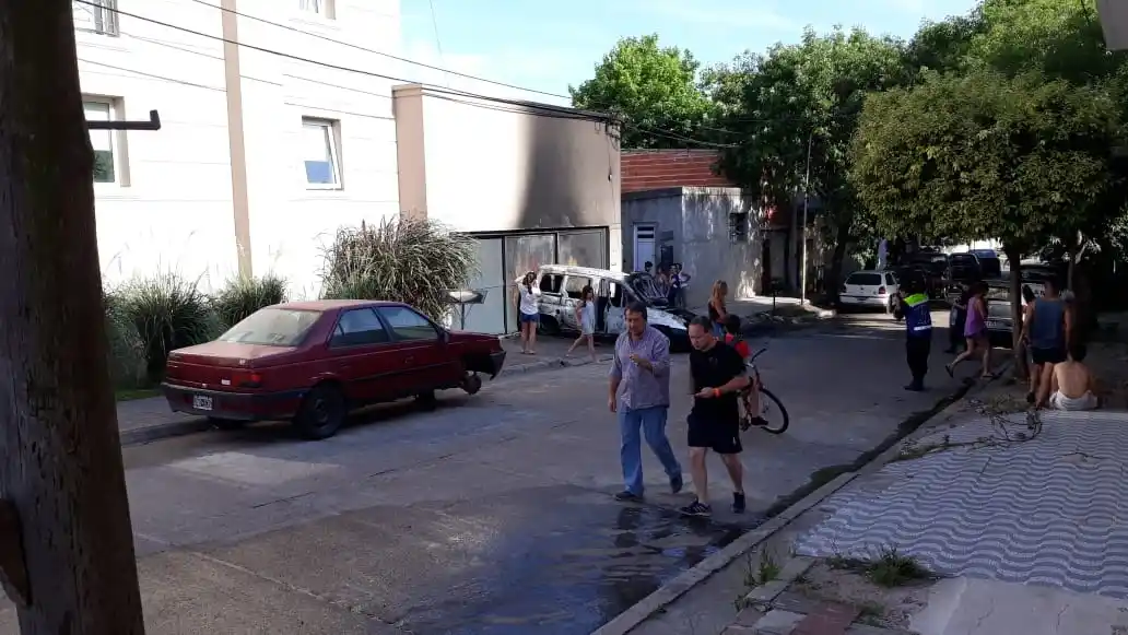 Se prendió fuego una camioneta en la zona cercana a la Costanera