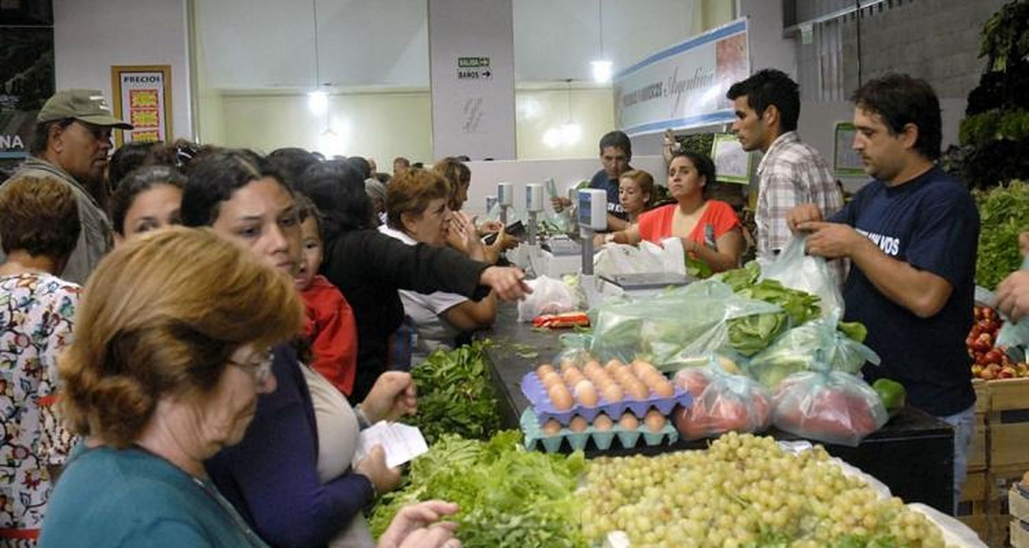 Camiones del mercado central: consumidores a favor, pequeños comerciantes en contra