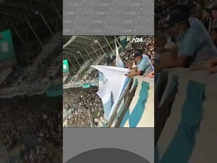 UN HINCHA DESPARRAM� LAS CENIZAS DE UN FAMILIAR EN PLENO PARTIDO DE RACING