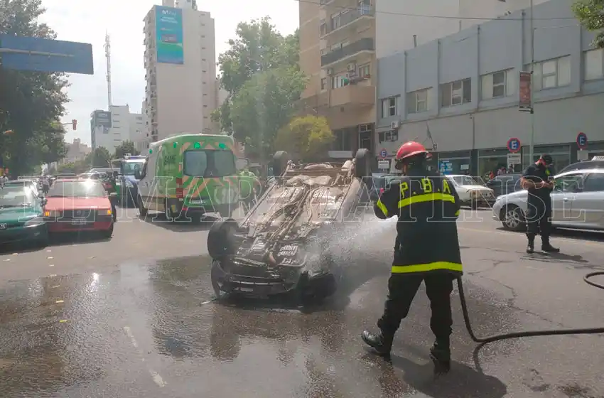 Espectacular choque y vuelco en pleno centro de Mar del Plata