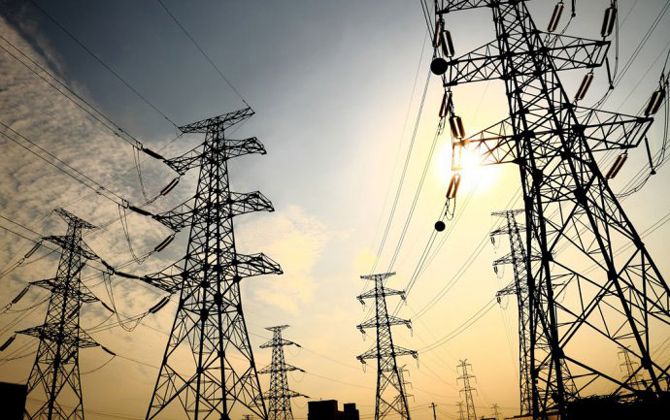 Rechazan plan para reemplazar medidores de luz por un sistema de servicio prepago