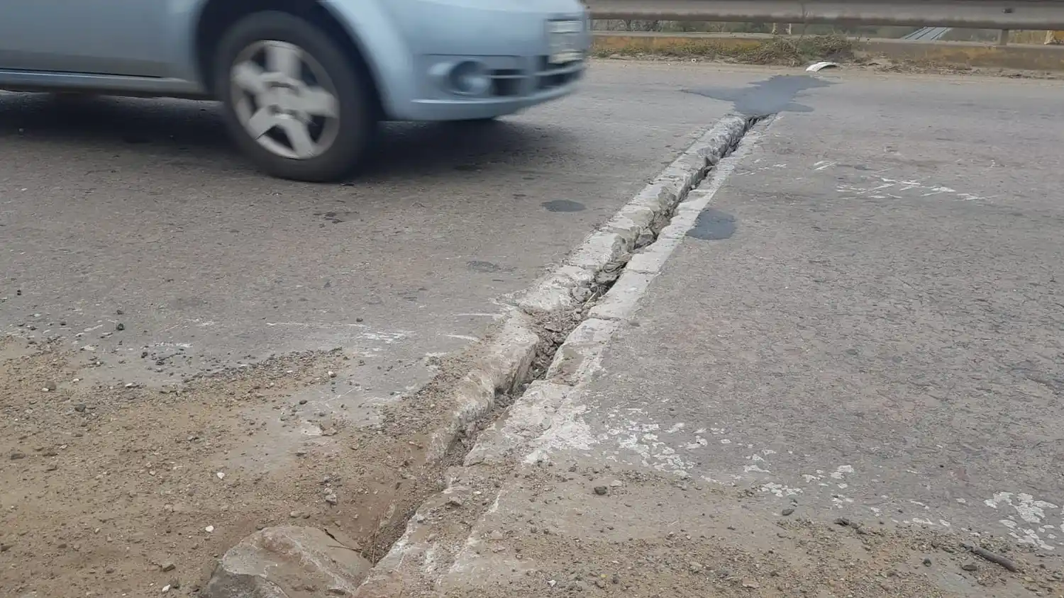 Ruta 1001: se desprendió un hierro en el puente que pasa sobre las vías del tren y hubo vehículos dañados