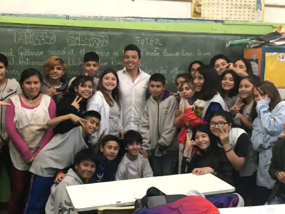 Gallardo inauguró una biblioteca en la escuela primaria donde estudió