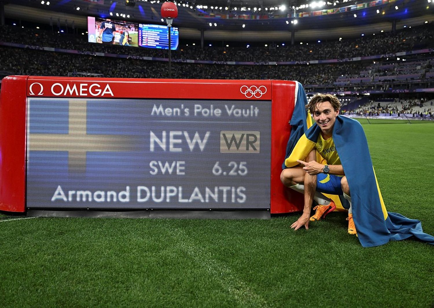 Duplantis muestra su nuevo récord mundial en salto con garrocha.