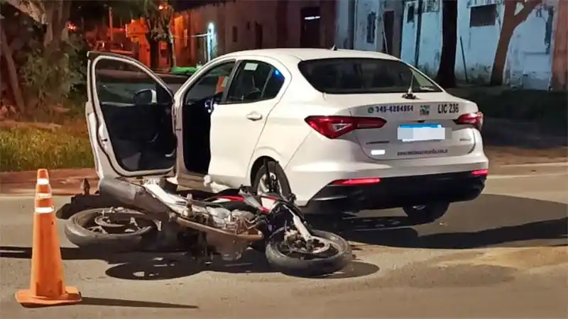 Fatal accidente: un periodista perdió la vida tras un choque entre una moto y un remis