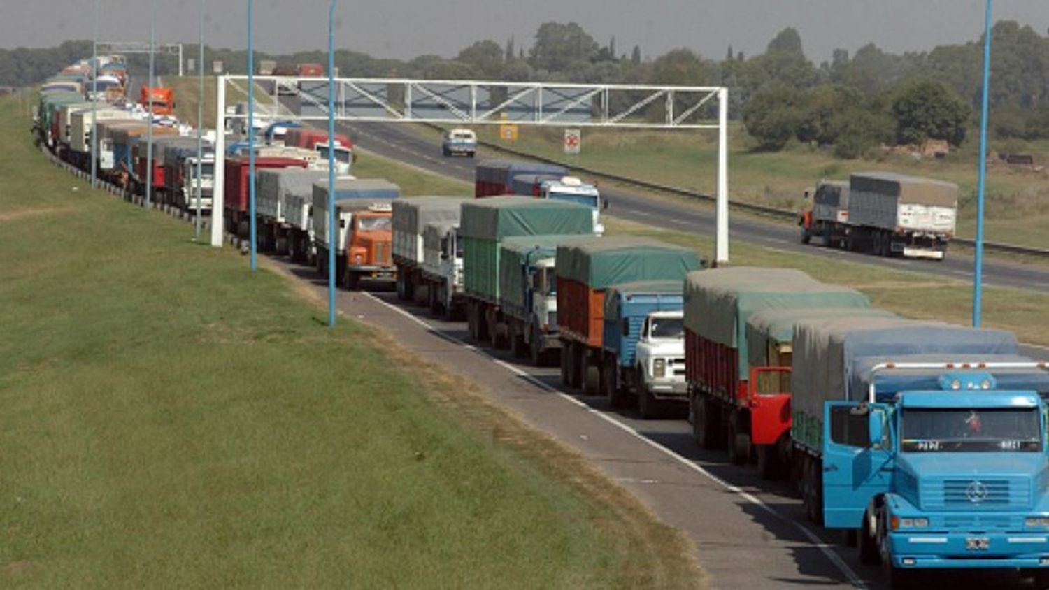 Transportistas de carga iniciaron un paro y podría generar desabastecimiento de productos esenciales