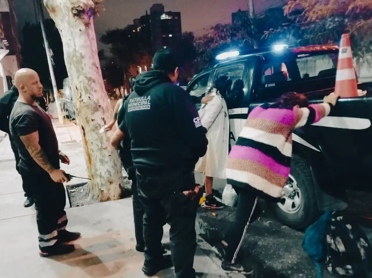 Al momento de proceder a la identificación, dos de las mujeres adoptaron una actitud hostil contra el personal interviniente.