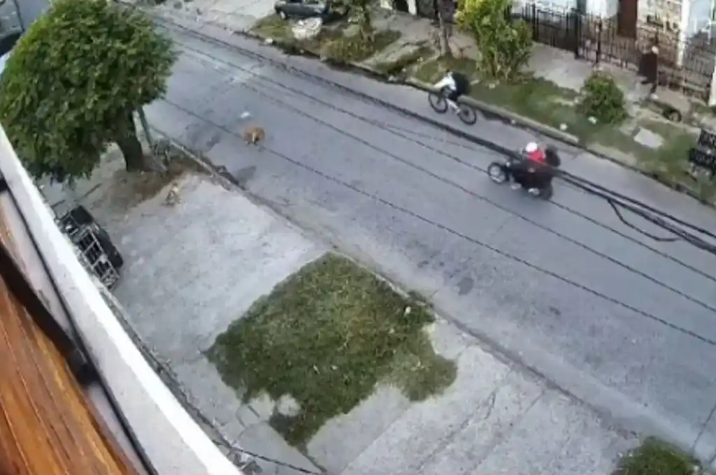 Todo quedó registrado por una cámara de seguridad.