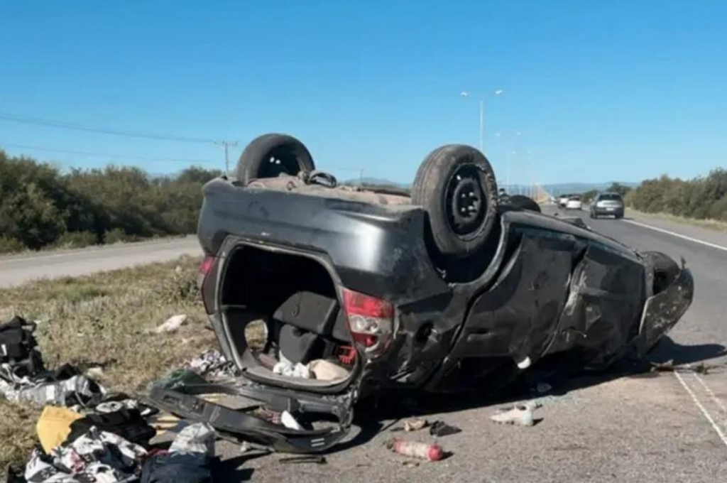 FOTO: Así quedó el Honda Fit en el que viajaba la familia (Foto: El Sol).
