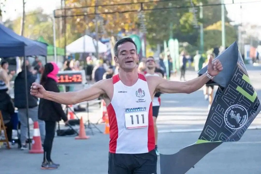 Silvio Espíndola logró el primer puesto en la media maratón de Tres Ciudades.