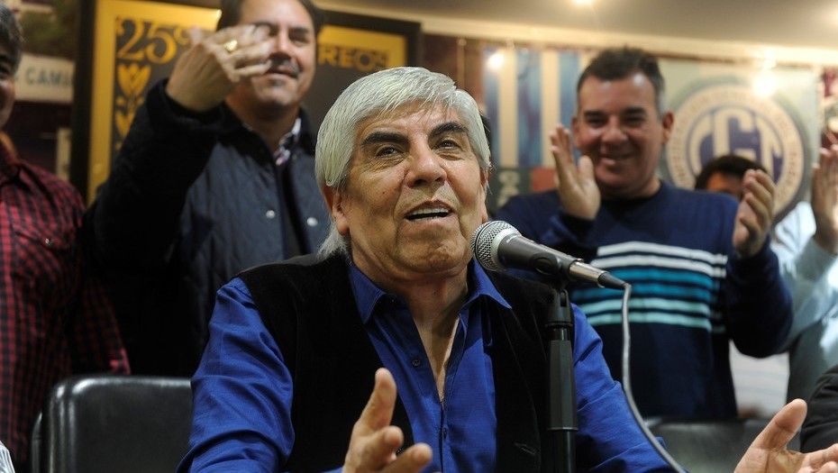 Camioneros rompió la pauta salarial oficial: acordó una suba del 25%