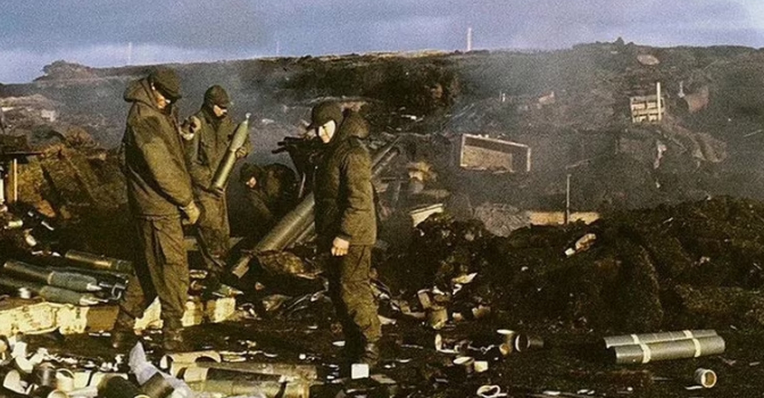 Artillería argentina durante la guerra de las Malvinas en 1982-.