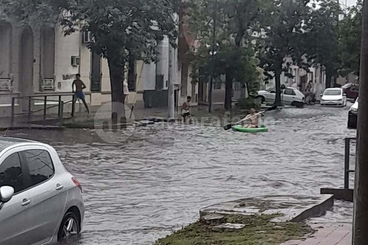 Con la calle tapada de agua, sacó a pasear el kayak por barrio 9 de Julio