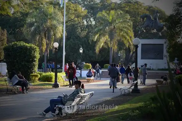 Jornada de entretenimiento en Plaza 25 de Mayo con shows, juegos y gastronomía