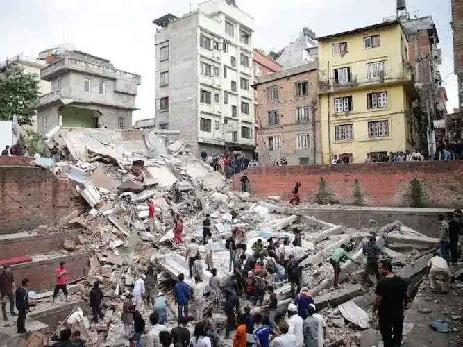 Un terremoto en China dejó al menos 95 personas muertas y más de 130 heridos