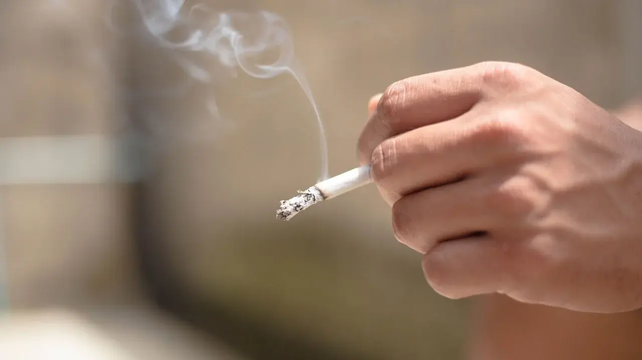 Buscan restringir el consumo de tabaco en espacios públicos y sancionar el arrojo de colillas en la vía pública.