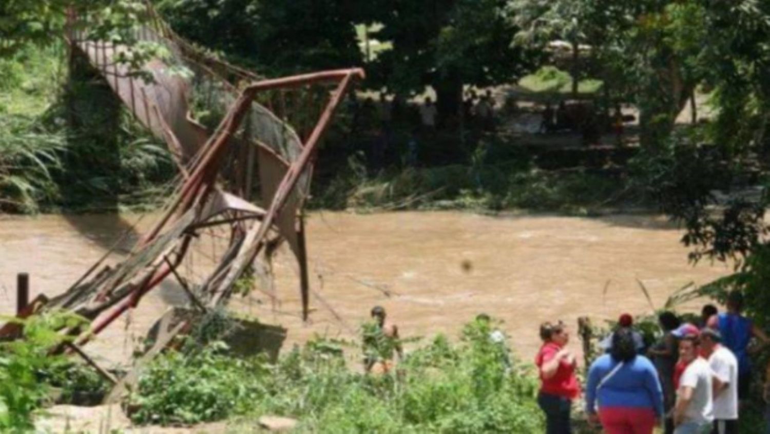 NUEVA SITUACIÓN DE ALARMA: colapsa por las lluvias puente Mochimita, entre Cumaná y Cumanacoa