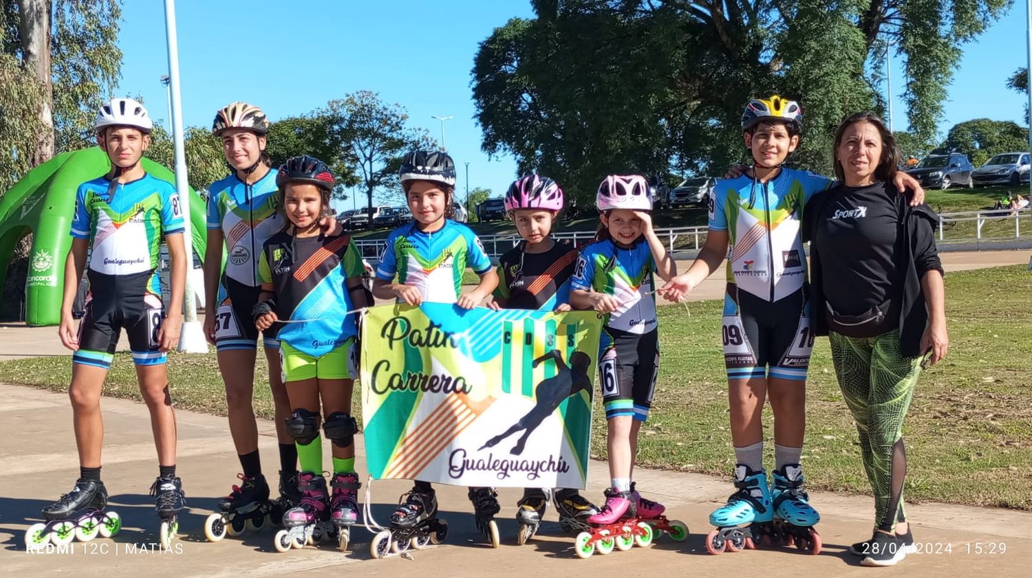 Los patinadores y la profesoras Marisa Medici en el patinódromo concordiense.