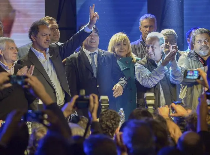 Scioli prometió reemplazar "planes sociales por empleo genuino"