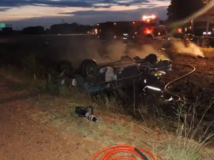Volcó, se le prendió fuego el auto y se fue