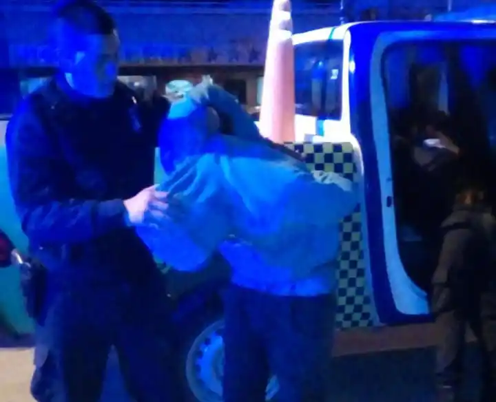 Entró a robar en dos hoteles, prendió fuego en una cochera y trató de huir por los techos