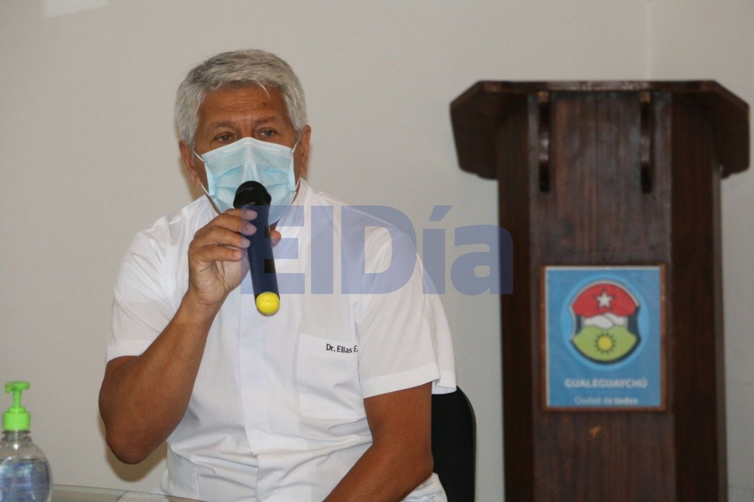 "Esto está teniendo forma más de una ola que de un brote", alertó el director del Hospital