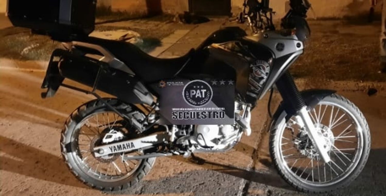 Lo balearon para robarle la mochila y la moto