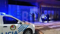 Tandilenses fueron aprehendidos junto a Peter Lanzani en Ushuaia: pintaban una mosca de "No me baño"