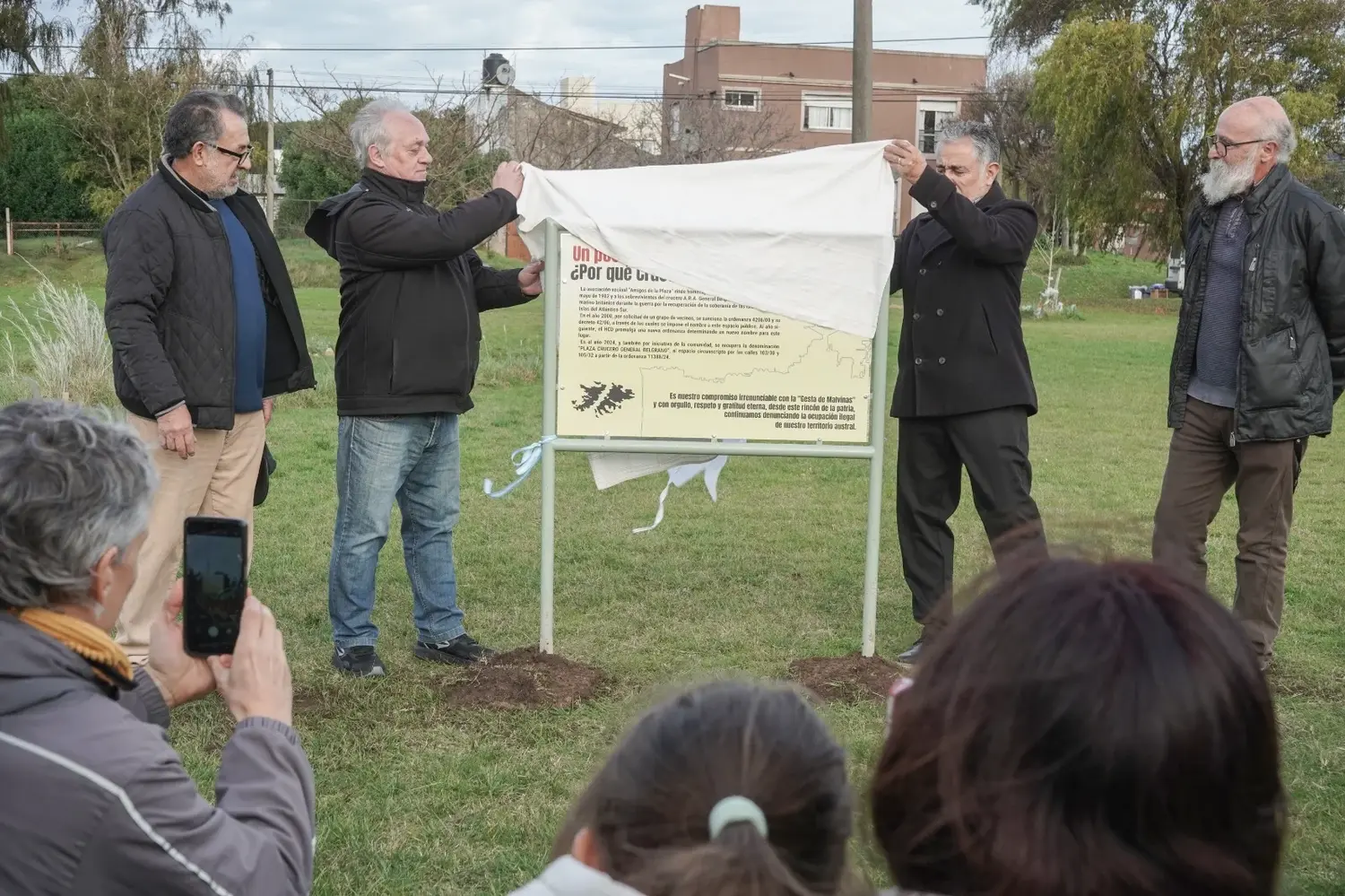 Nuevo cartel. Que indica el nombre de la plaza de 103 y 32