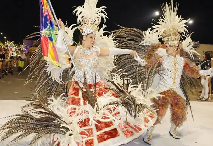 Las cuatro comparsas desfilaron ante un imponente marco de público